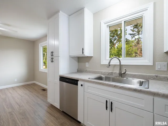 $259,900 | 2922 West Larchmont Lane, Peoria, IL 61615