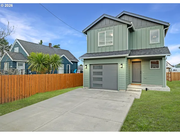 a front view of house with yard