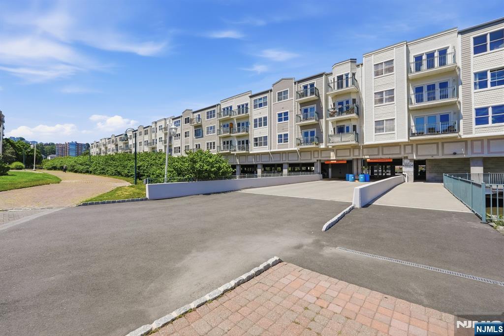 242 The Promenade, Unit 242 Edgewater, NJ 07020 - Photo 32 of 49