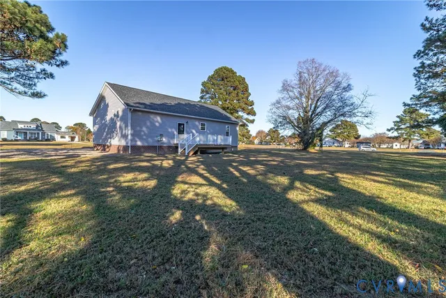 a view of a houses with a yard