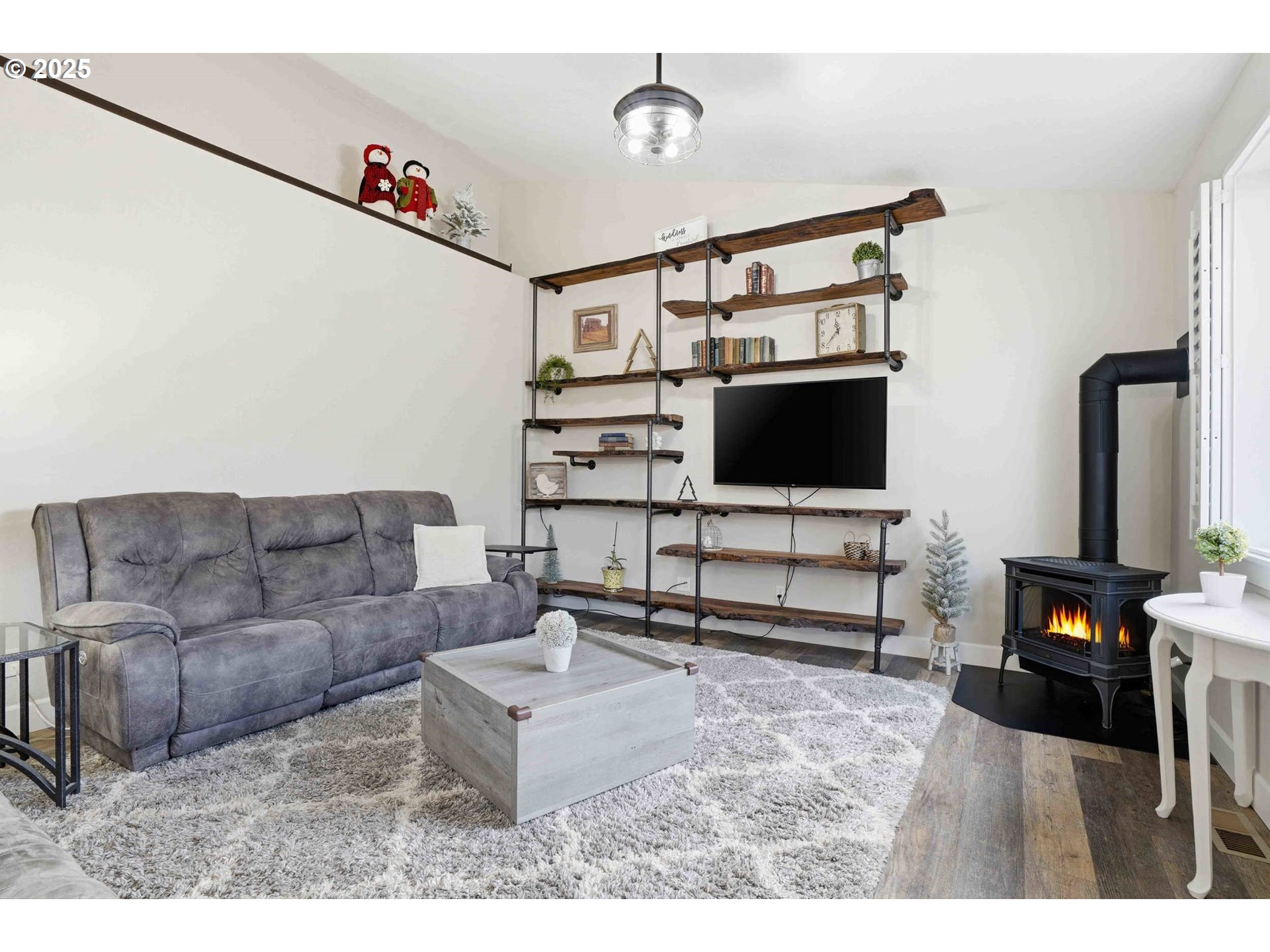 112 Summit View Avenue Southeast Salem, OR 97306 - Photo 17 of 47 a living room with furniture and a flat screen tv