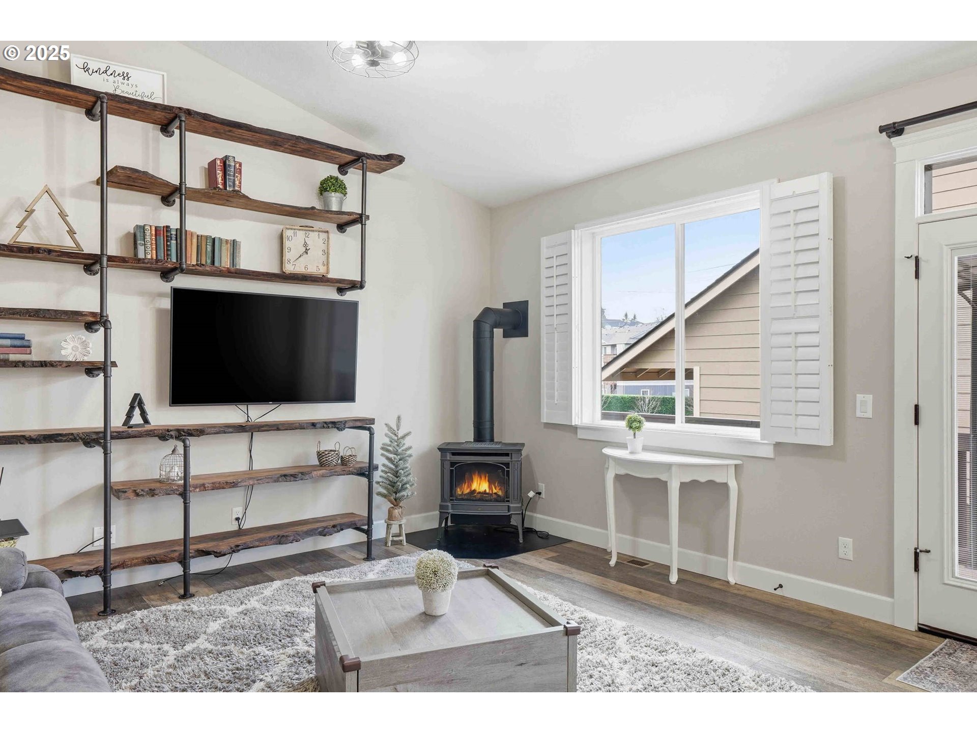 112 Summit View Avenue Southeast Salem, OR 97306 - Photo 19 of 47 a living room with furniture
