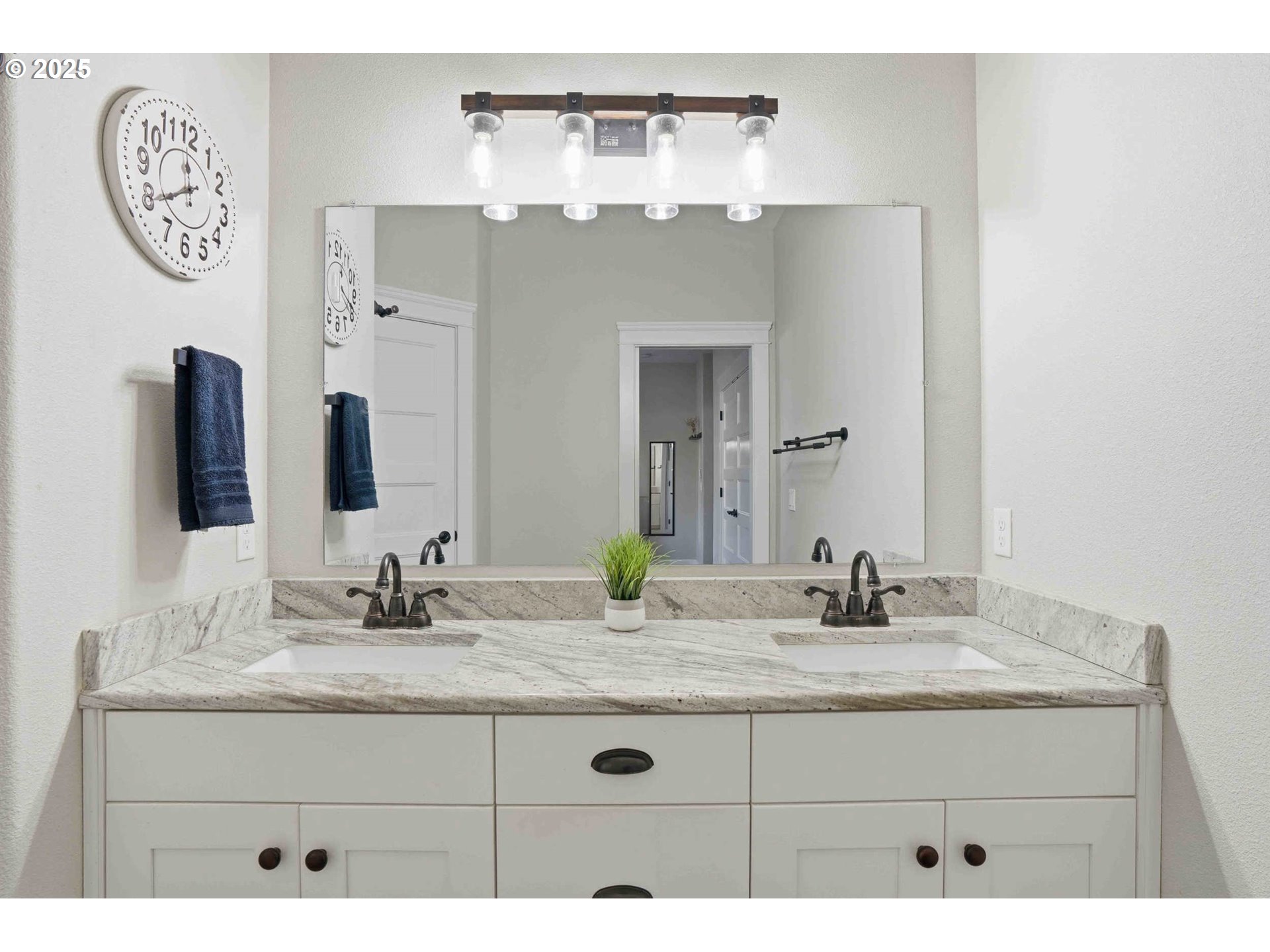 112 Summit View Avenue Southeast Salem, OR 97306 - Photo 23 of 47 a bathroom with a sink and a mirror