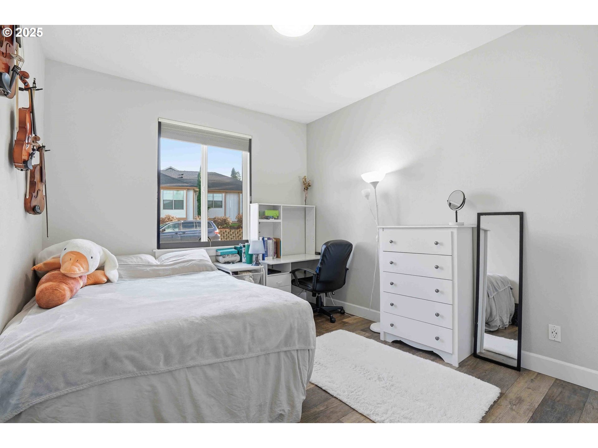 112 Summit View Avenue Southeast Salem, OR 97306 - Photo 28 of 47 a bedroom with a bed and window