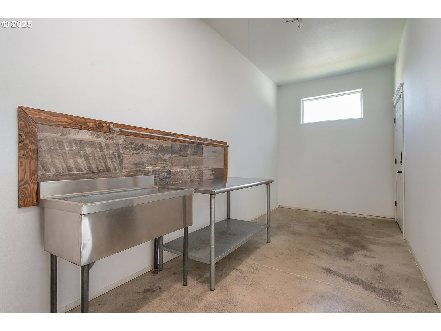 112 Summit View Avenue Southeast Salem, OR 97306 - Photo 29 of 47 a room with a table and a chair