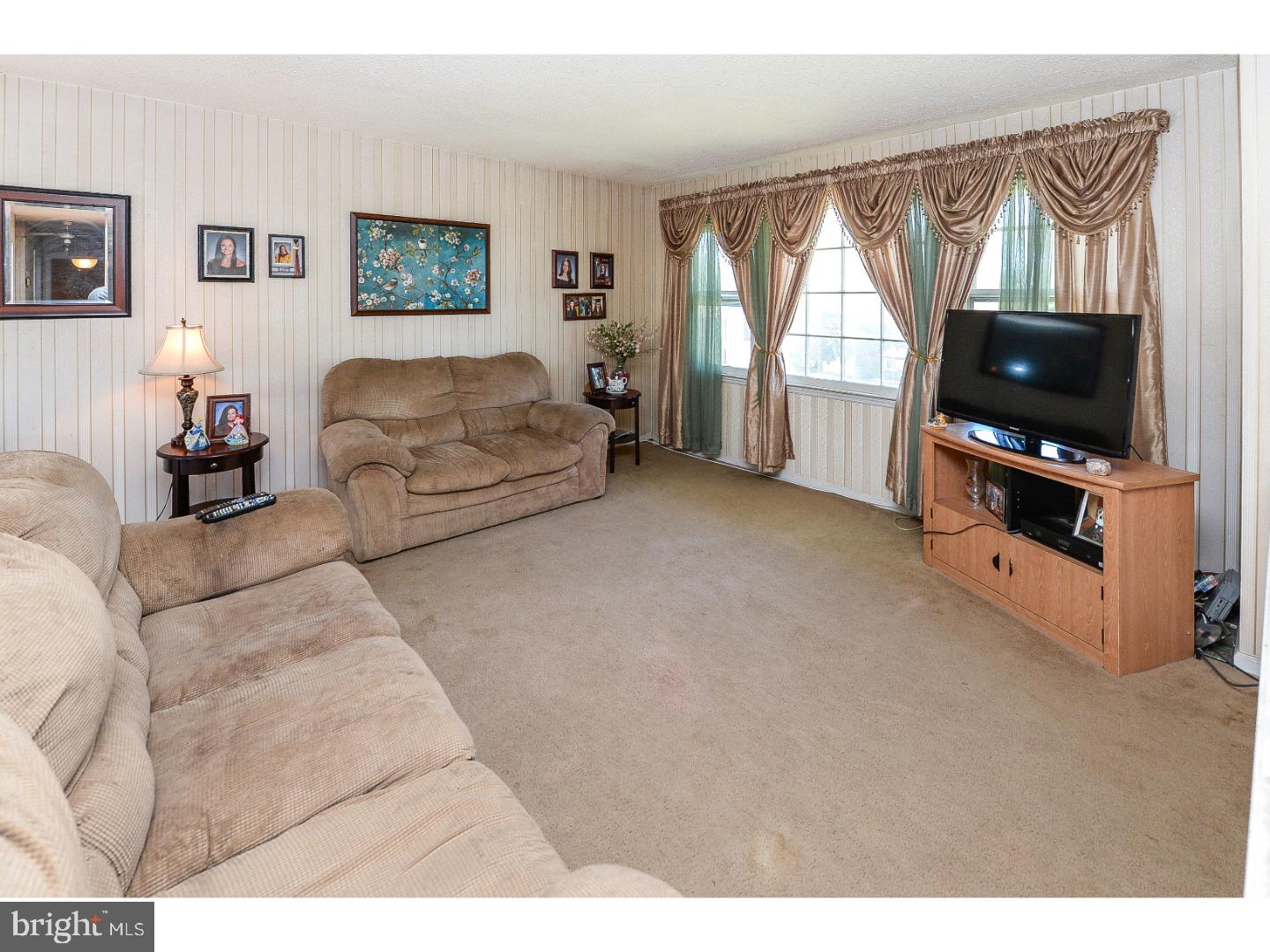 520 Fordham Road Woodbury Heights, NJ 08097 - Photo 6 of 25 Living Room