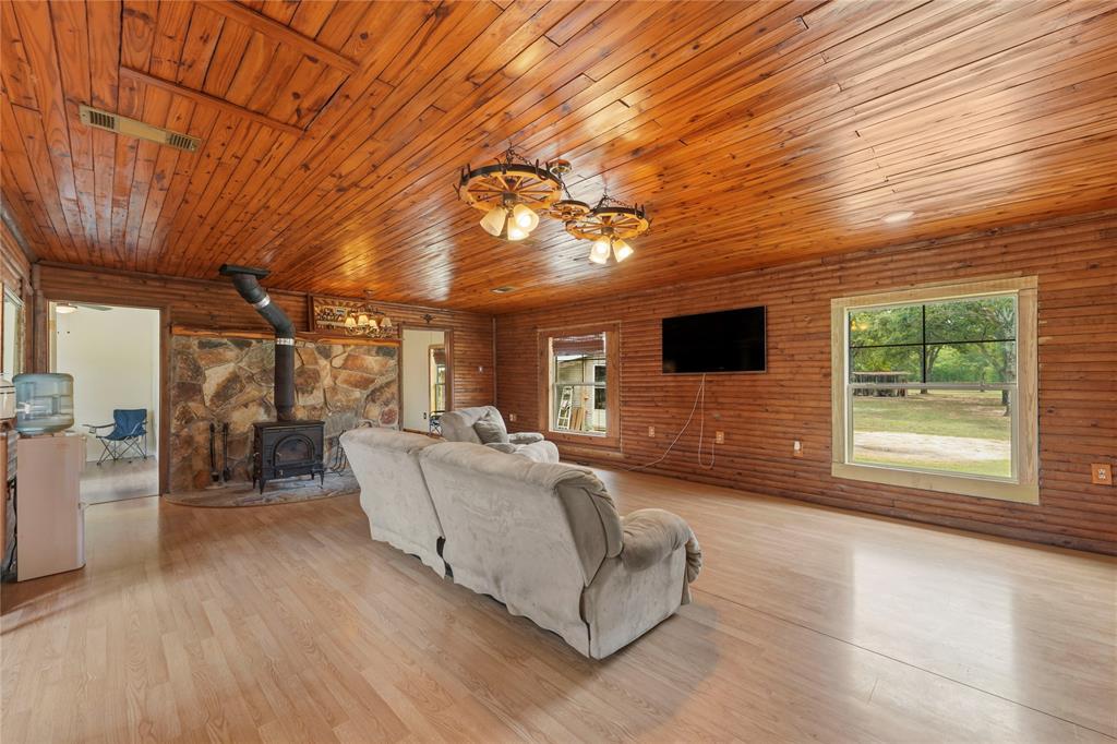 19331 Allen Ranch Road Eustace, TX 75124 - Photo 5 of 37 Plenty of entertainment space