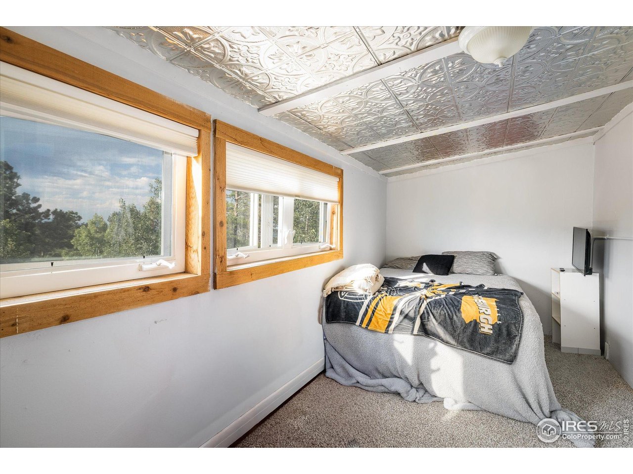 15 Hardscrabble Road Golden, CO 80403 - Photo 48 of 50 a living room with furniture and a floor to ceiling window