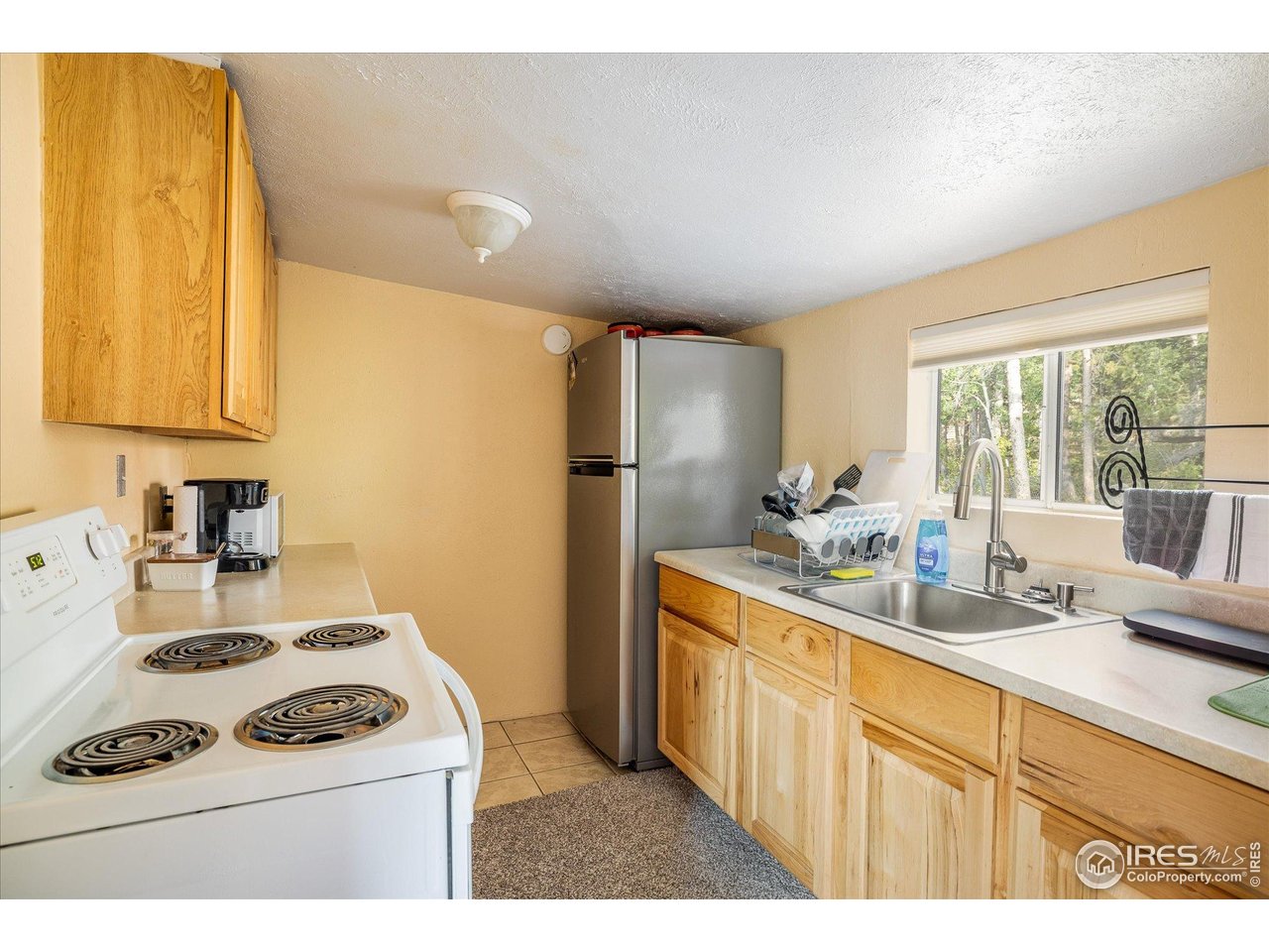 15 Hardscrabble Road Golden, CO 80403 - Photo 49 of 50 a kitchen with kitchen island a sink stove and refrigerator
