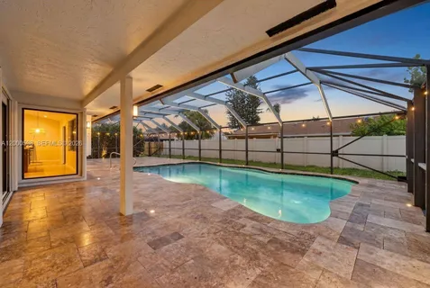 a view of a backyard