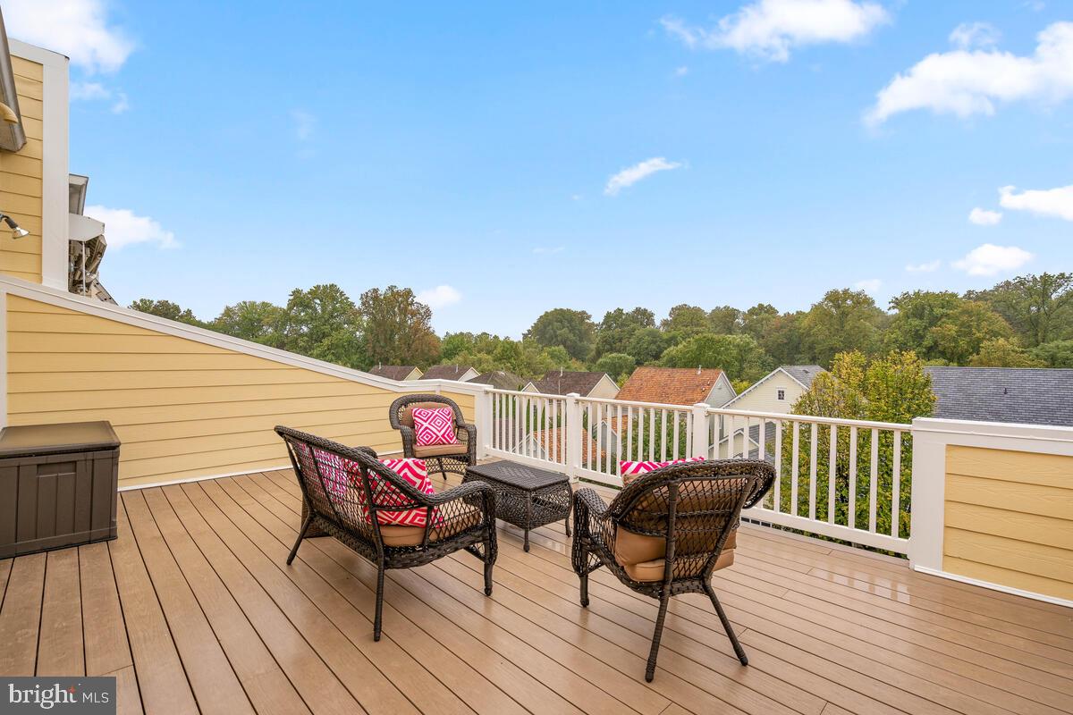 354 Hart Road Gaithersburg, MD 20878 - Photo 33 of 66 Upper Level 2 - Private Deck with sunset views
