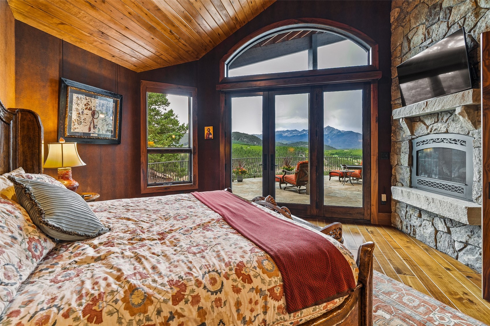 31 Pinnacle Lane Dillon, CO 80435 - Photo 18 of 50 a bed sitting in a bedroom next to a window