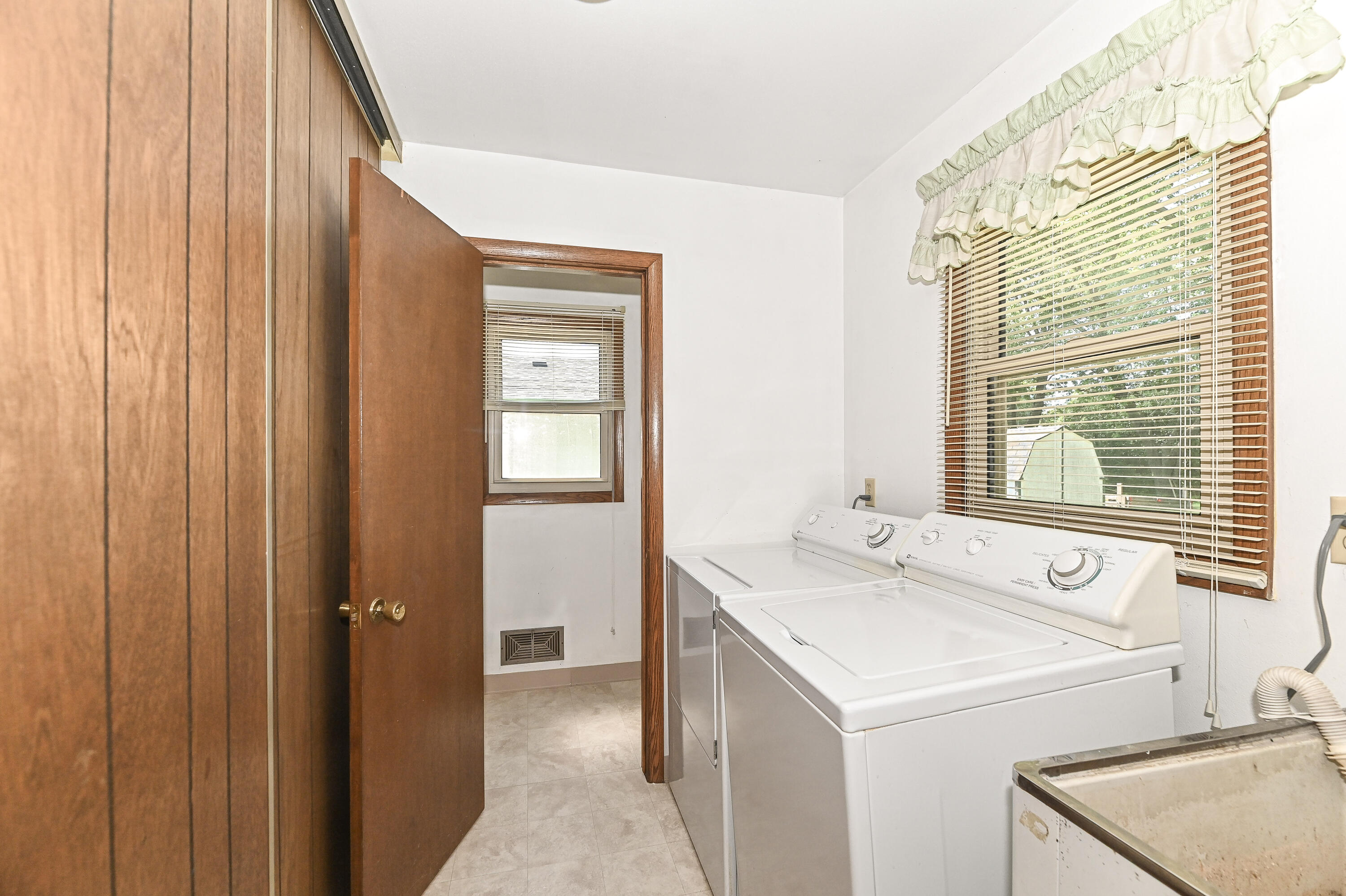 146 Perry Avenue Racine, WI 53406 - Photo 30 of 36 perry-37