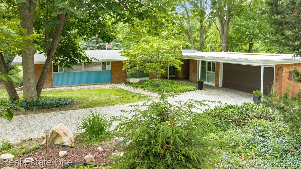 29845 Highmeadow Road Farmington Hills, MI 48334 - Photo 1 of 36