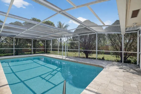 a view of a backyard