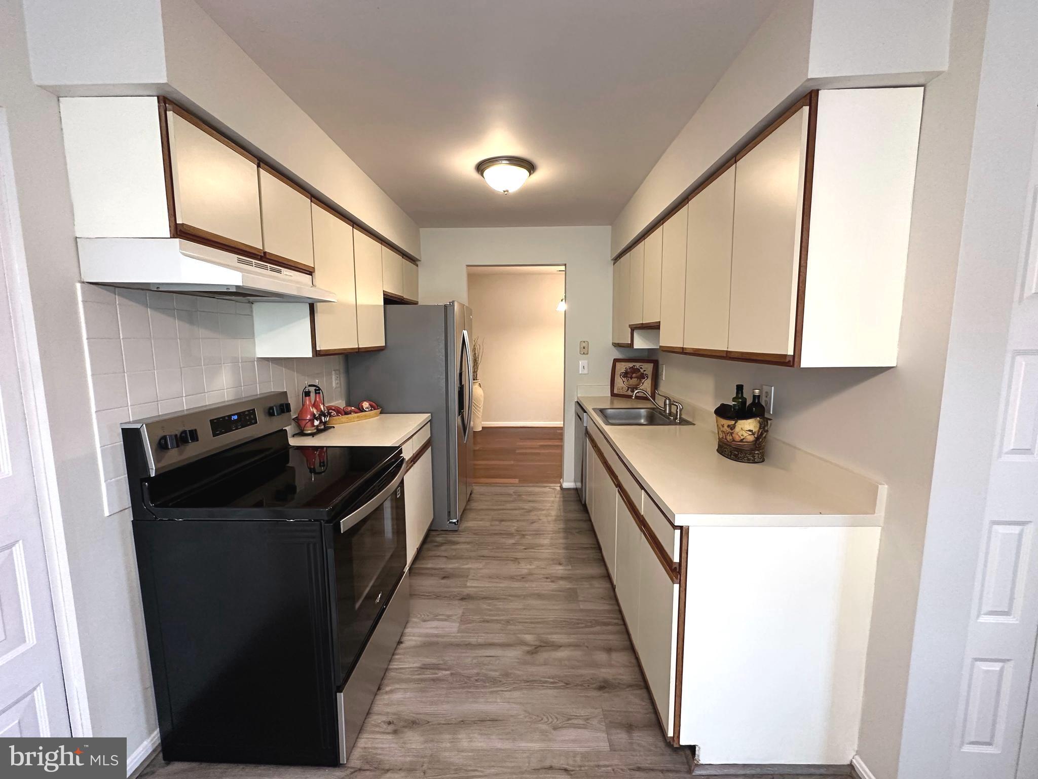 10407 Paradise Court Manassas, VA 20109 - Photo 16 of 38 Kitchen Area