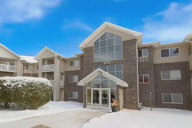 $289,999 | 1321 Lake Drive West, Unit 218, Chanhassen, MN 55317