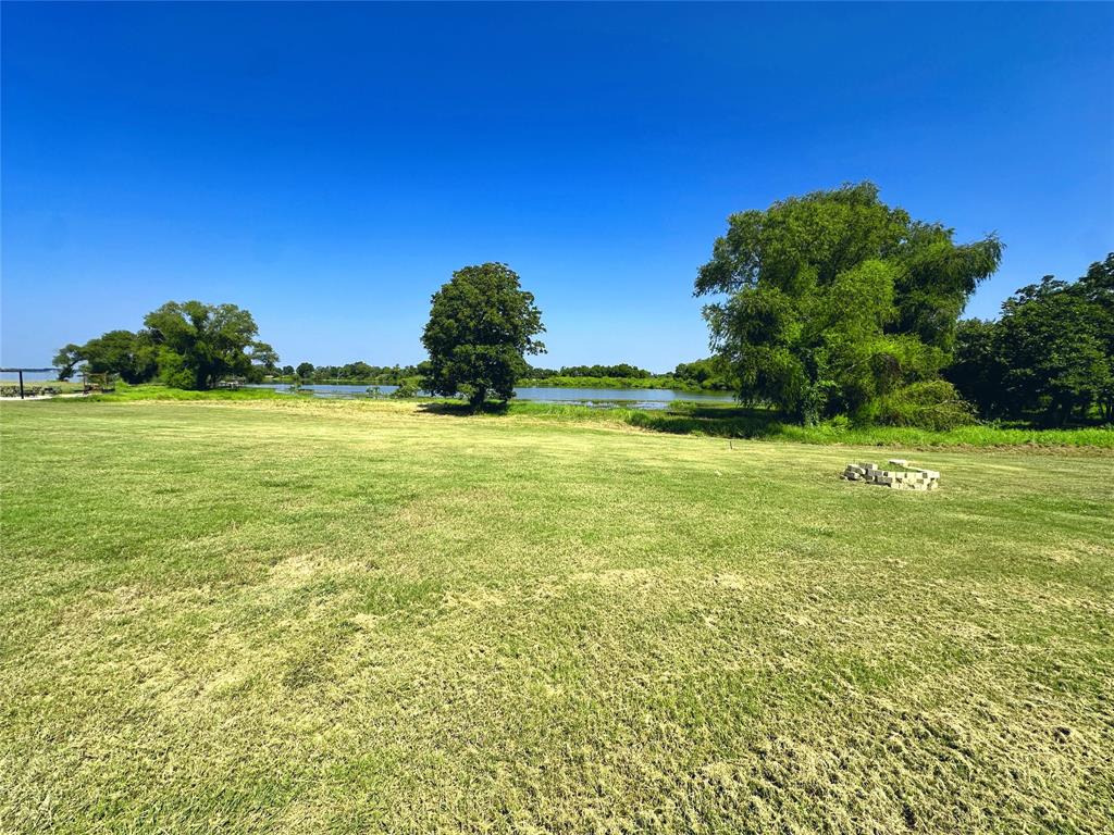 5086 Waterfront Road Kerens, TX 75144 - Photo 13 of 30 a view of a large garden with an ocean