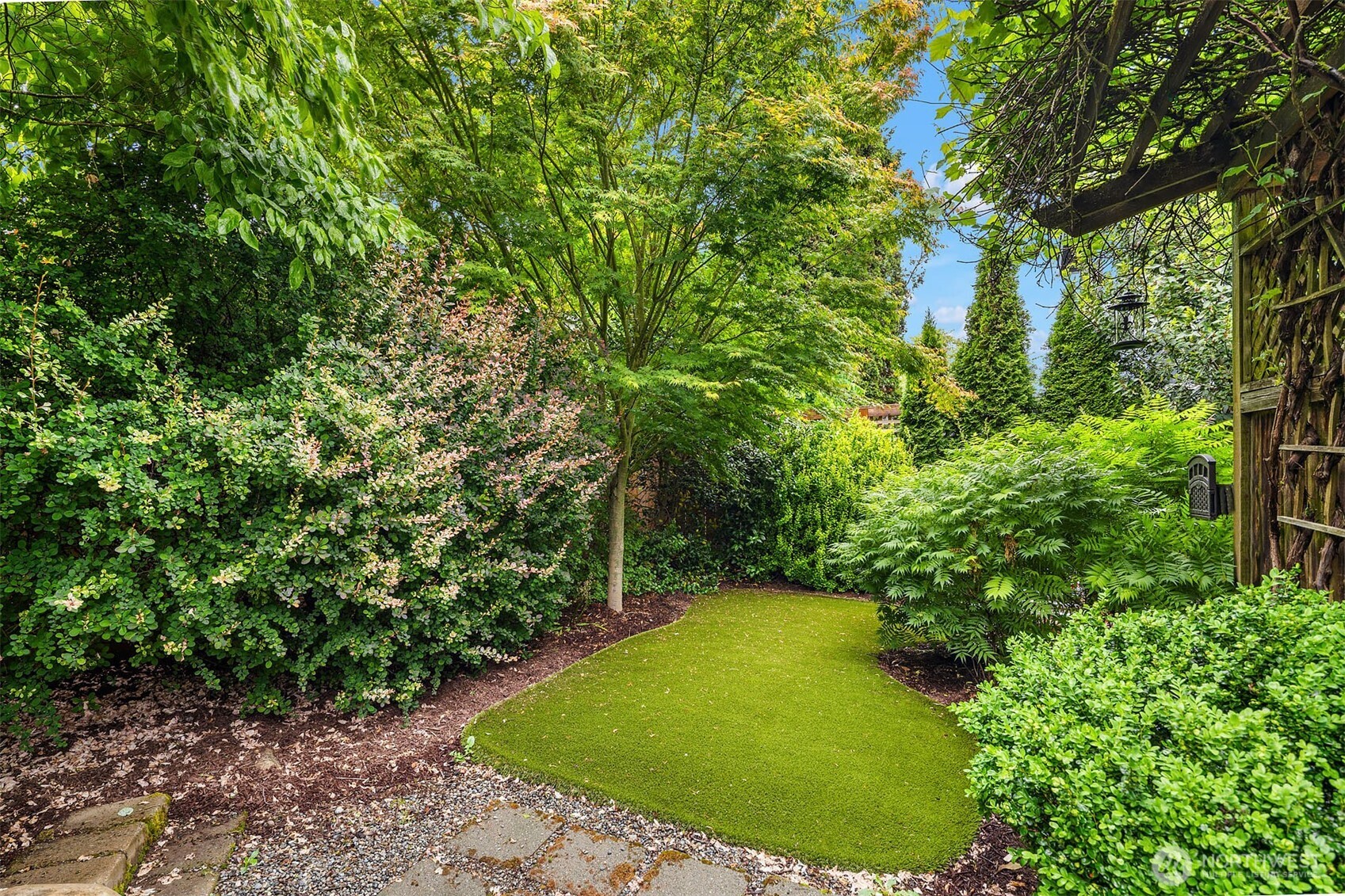 519 27th Avenue Seattle, WA 98122 - Photo 35 of 38 a view of a garden