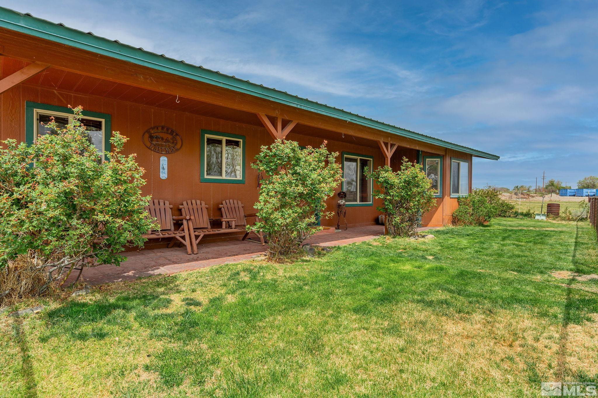 6811 Reno Highway Fallon, NV 89406 - Photo 20 of 33 a backyard of a house with seating space