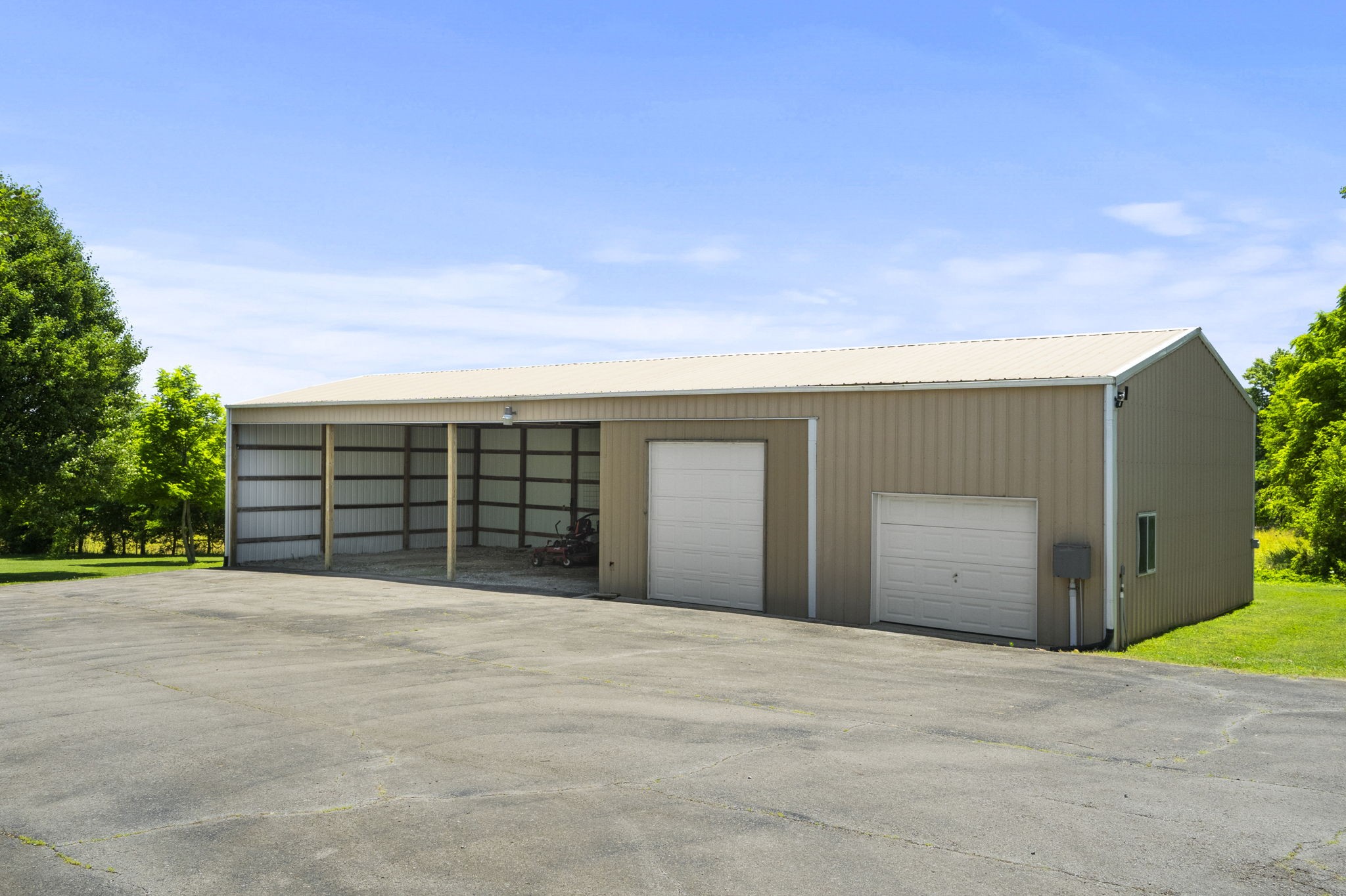 4266 Dot Road Springfield, TN 37172 - Photo 29 of 70 a view of an empty room with a garage