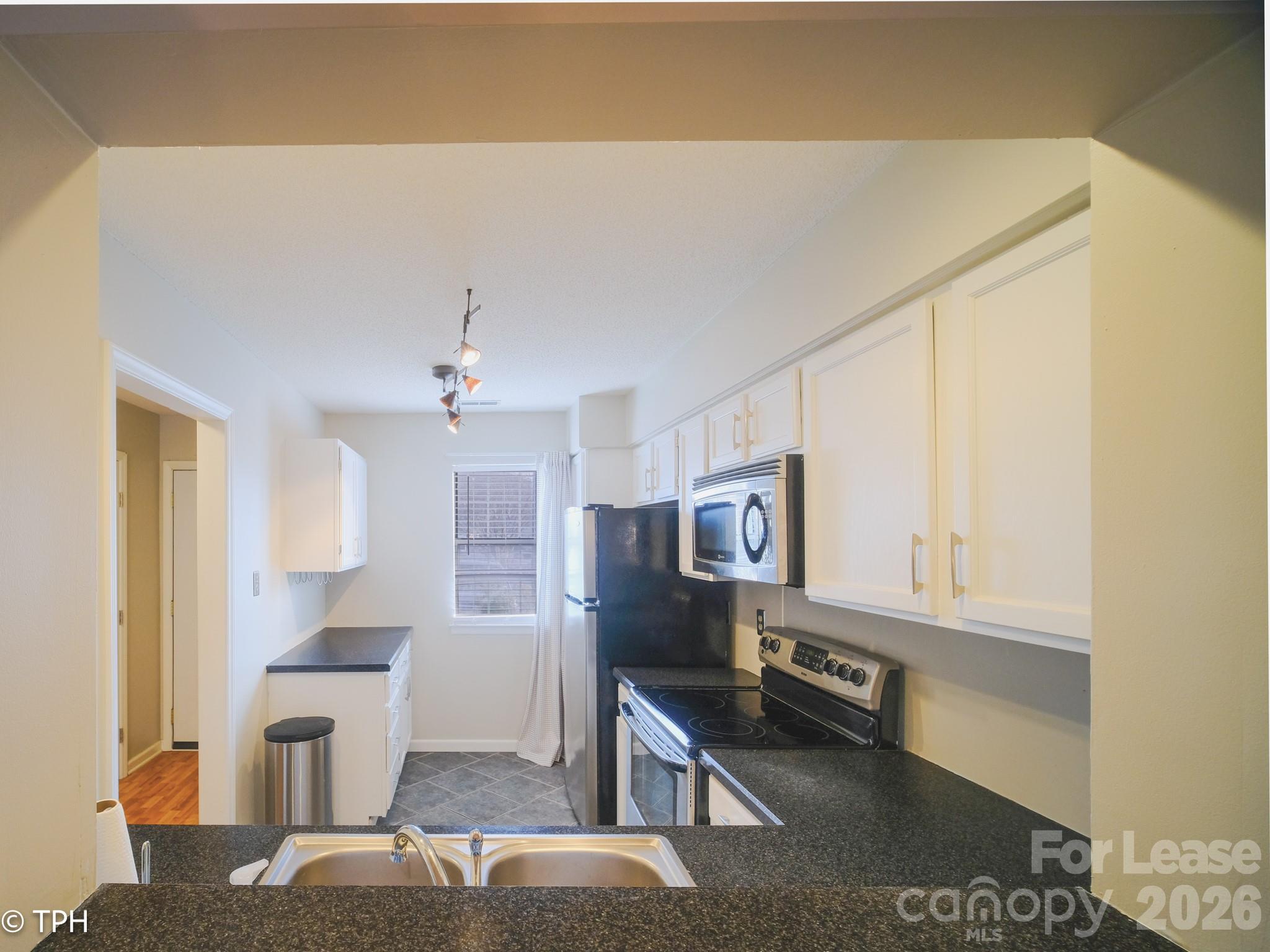 6124 Heath Ridge Court Charlotte, NC 28210 - Photo 4 of 29