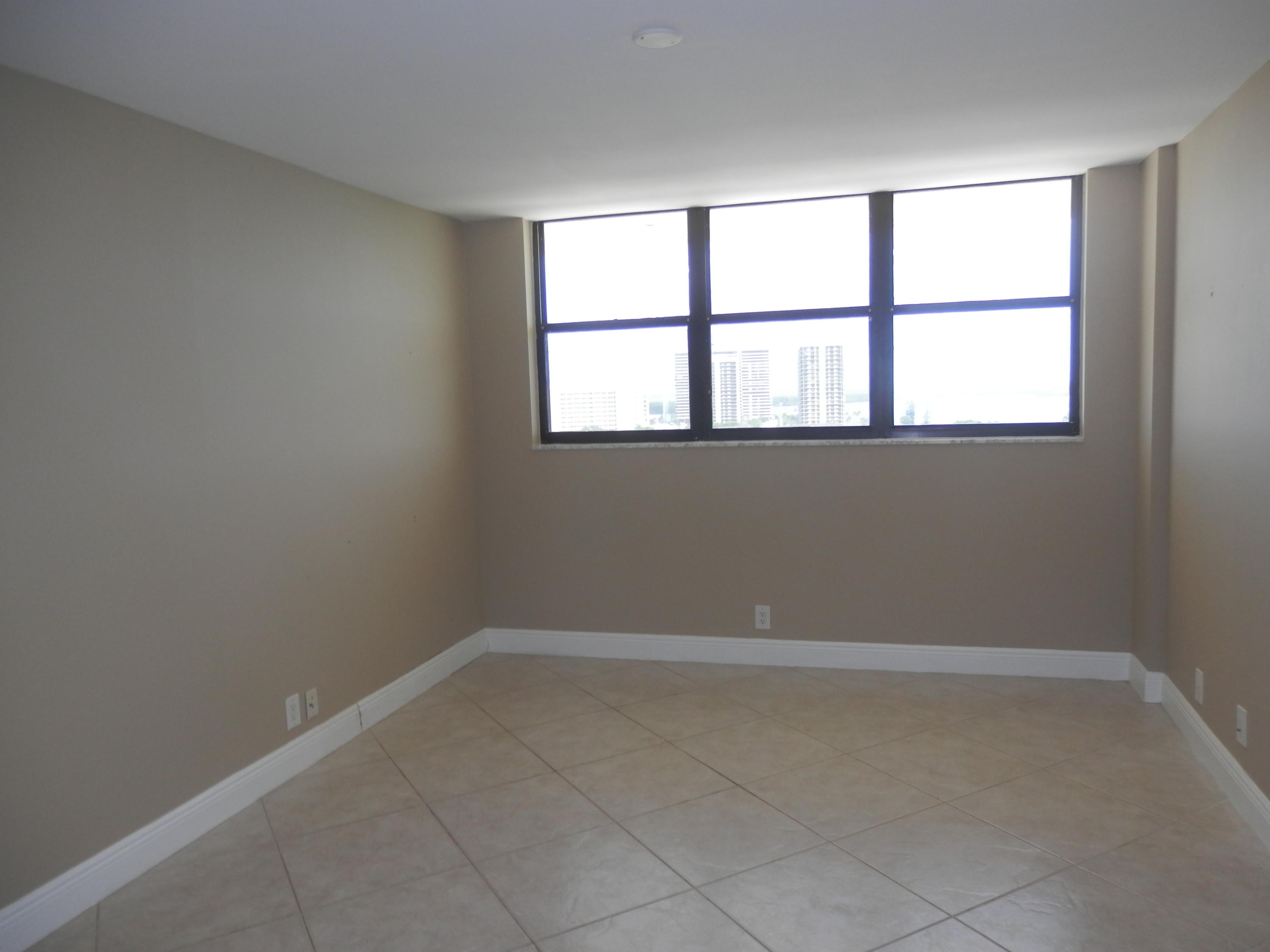 336 Golfview Road, Unit PH5 North Palm Beach, FL 33408 - Photo 9 of 11 an empty room with a window