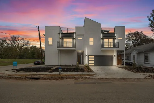 $695,000 | 400 South Henderson Avenue, Dallas, TX 75223