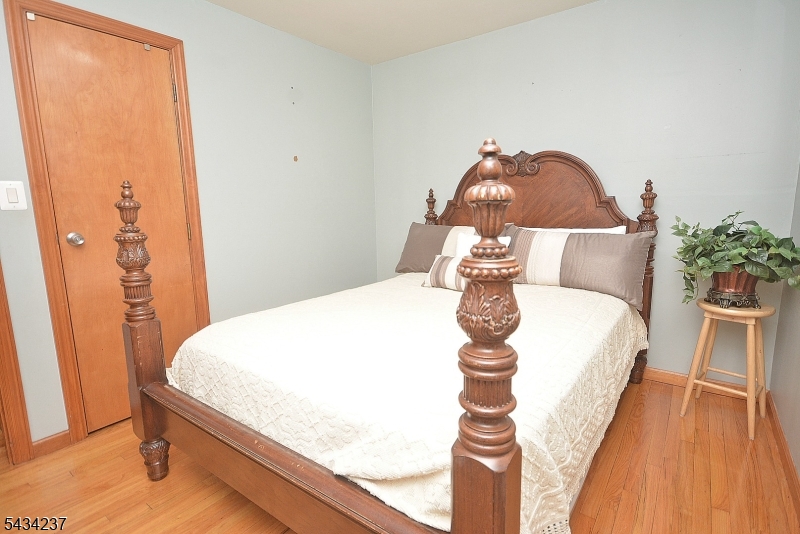 2463 Dorchester Road Union, NJ 07083 - Photo 11 of 33