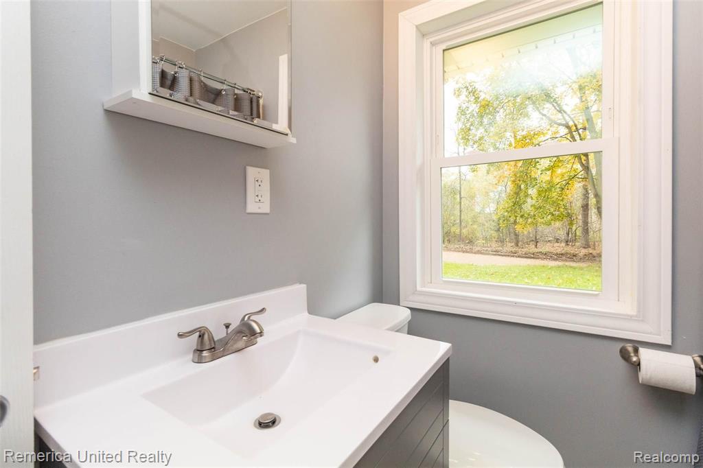 5585 Halsted Road West Bloomfield, MI 48322 - Photo 25 of 37