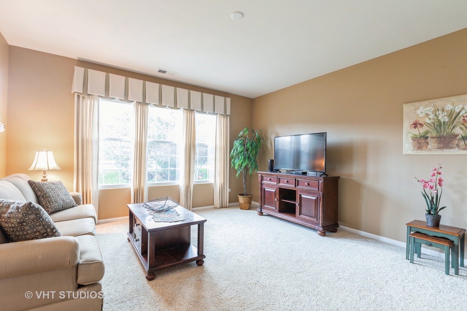2836 Edgewater Drive Elgin, IL 60124 - Photo 9 of 35 a living room with furniture and a large window
