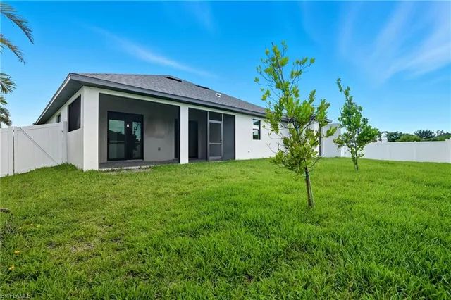 a view of a house with backyard