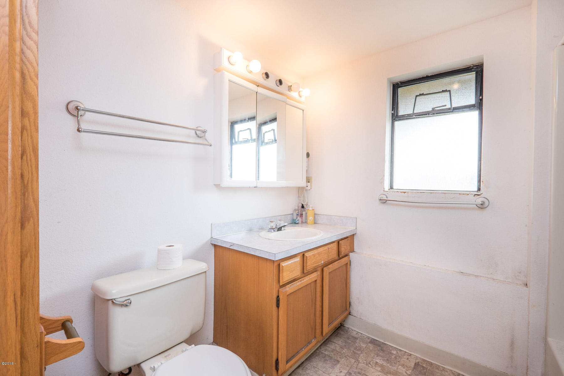 2324 Northwest Inlet Avenue Lincoln City, OR 97367 - Photo 10 of 41 Lower unit main bath