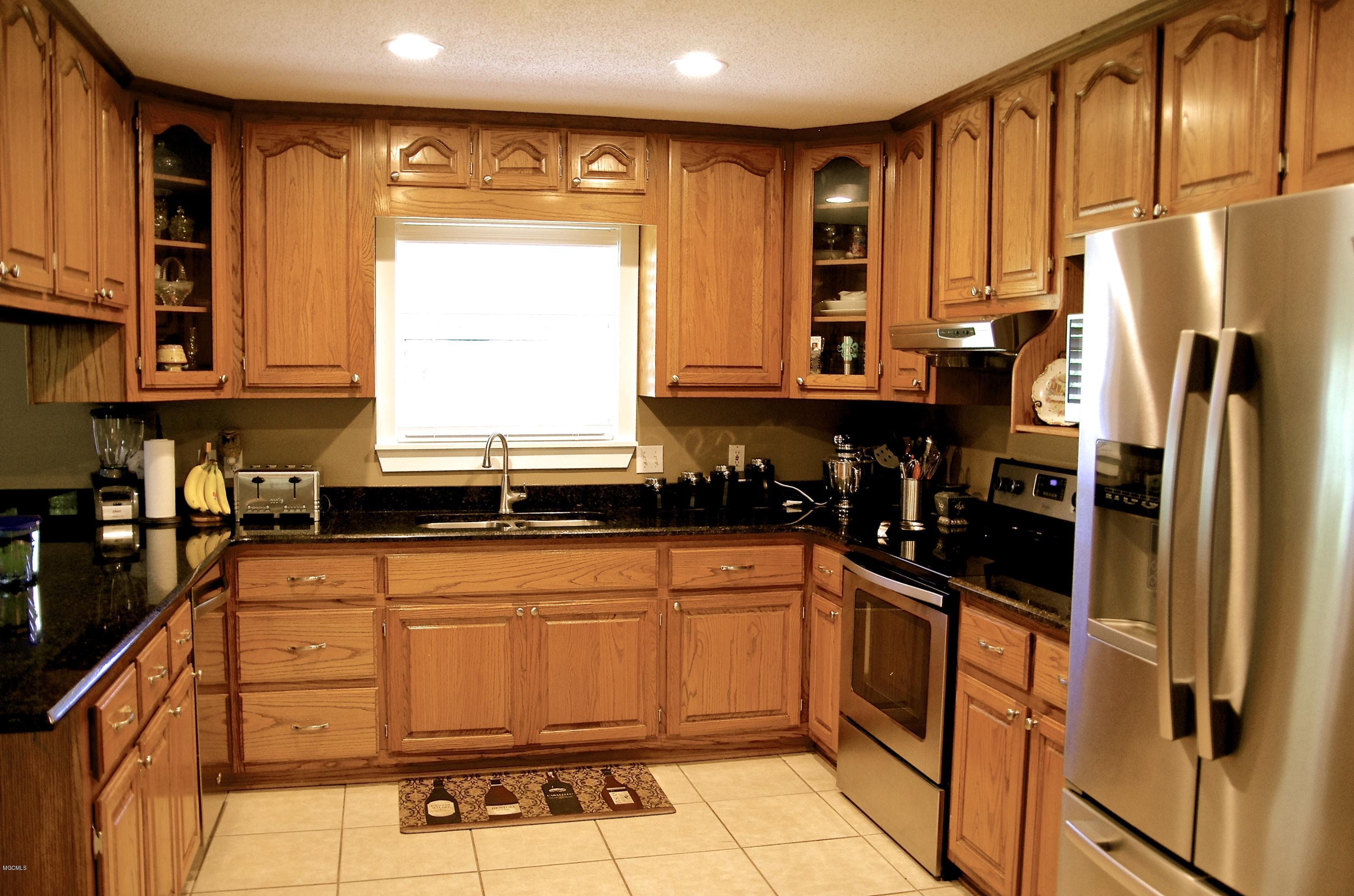 13628 Wolf River Road Gulfport, MS 39503 - Photo 21 of 47 Kitchen