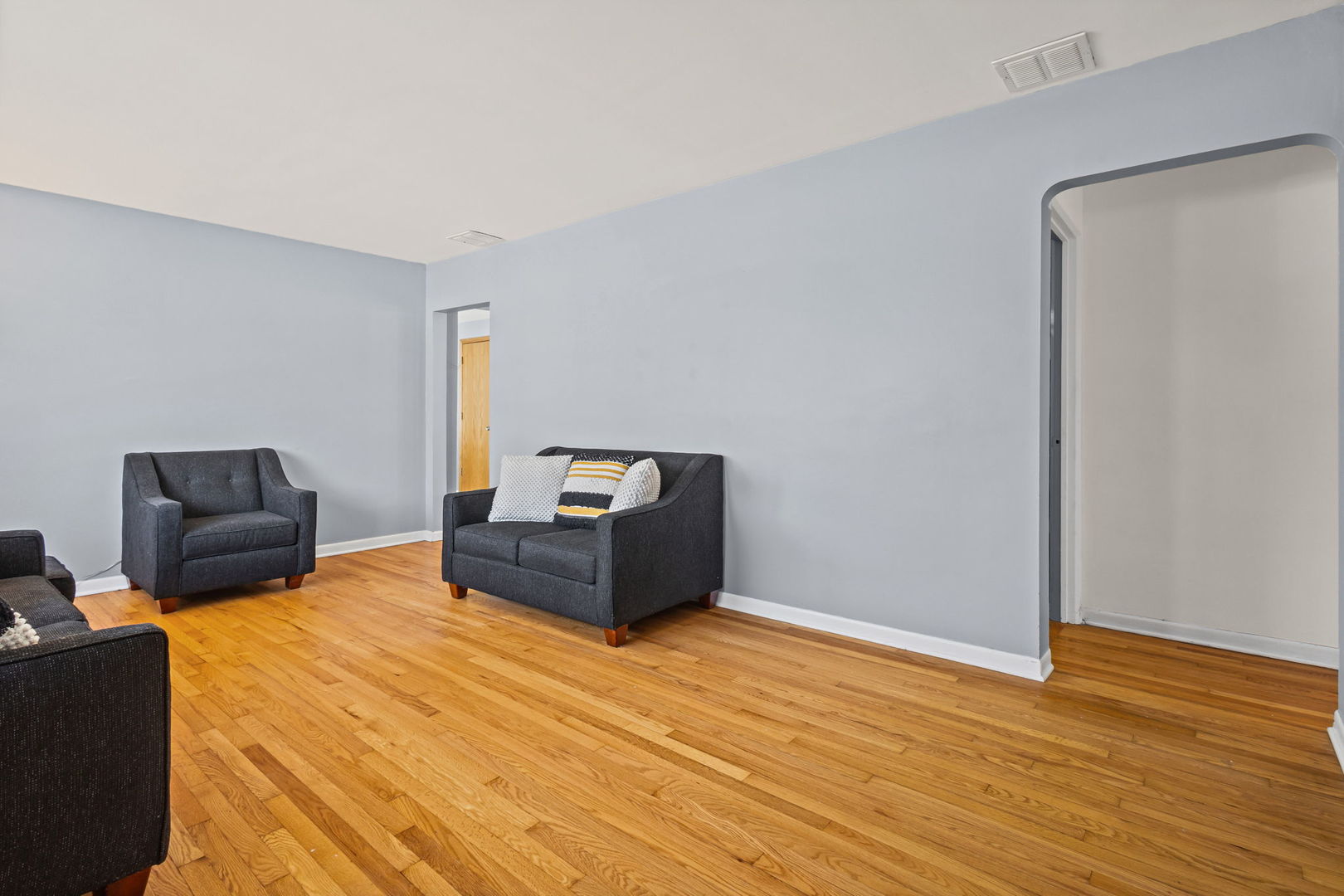 5901 108th Place Chicago Ridge, IL 60415 - Photo 7 of 15 a living room with furniture