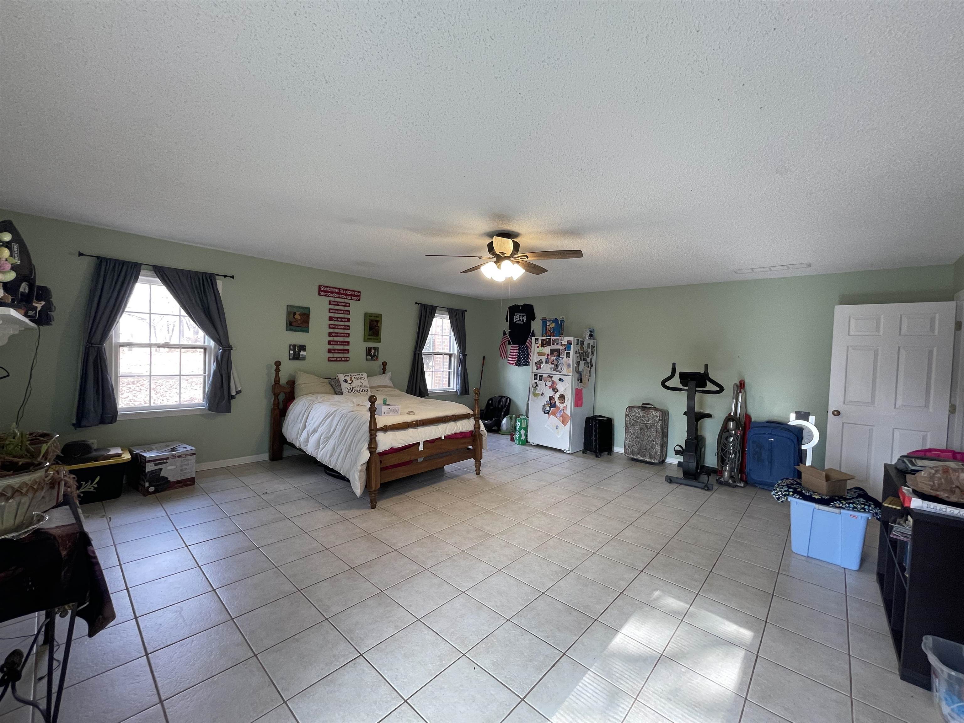 4580 Shadowlawn Road Bartlett, TN 38002 - Photo 16 of 37 a living room with furniture and a window