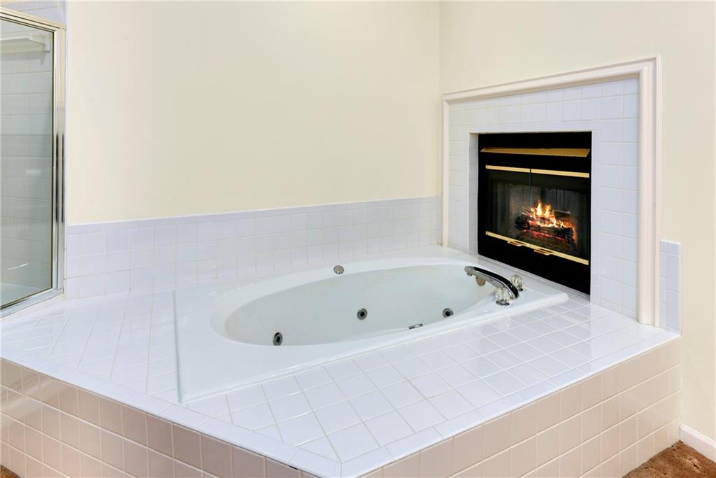 1028 Northeast Moss Point Road Lee's Summit, MO 64064 - Photo 15 of 30 Gallery Image 15