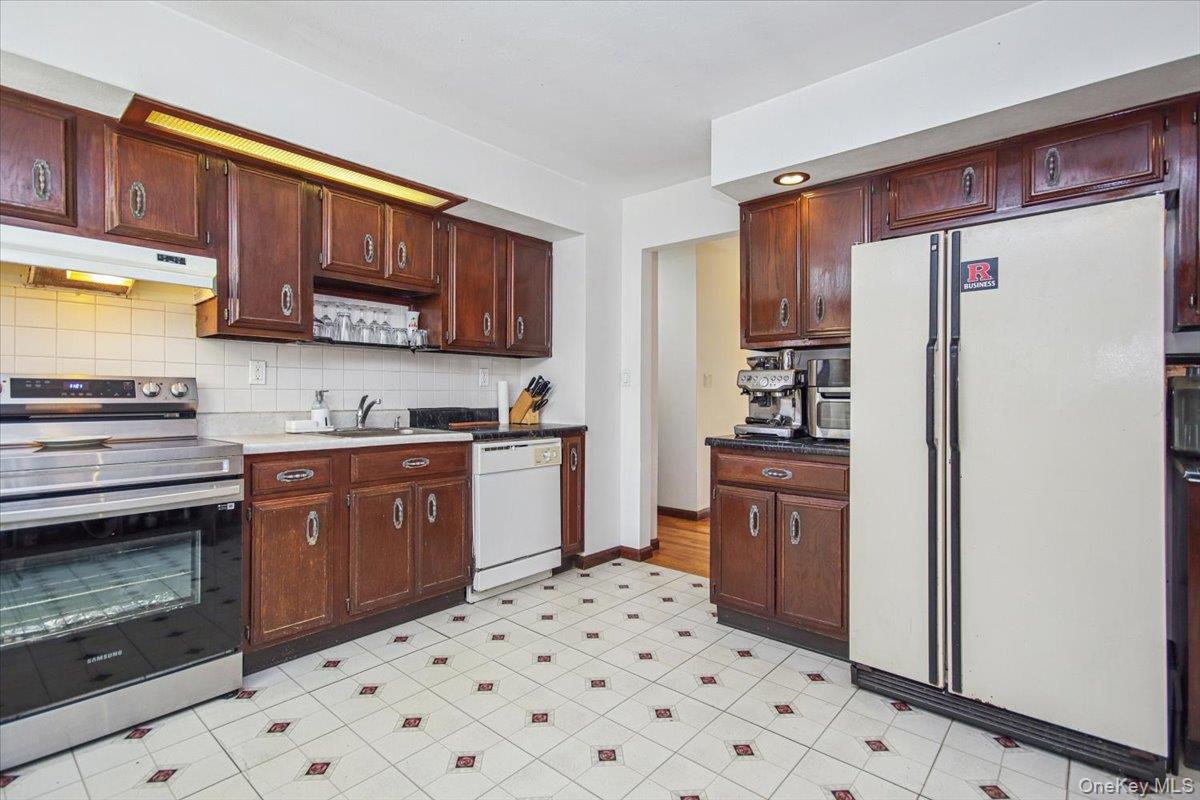 322 Lakeview Street Mahopac, NY 10541 - Photo 12 of 43