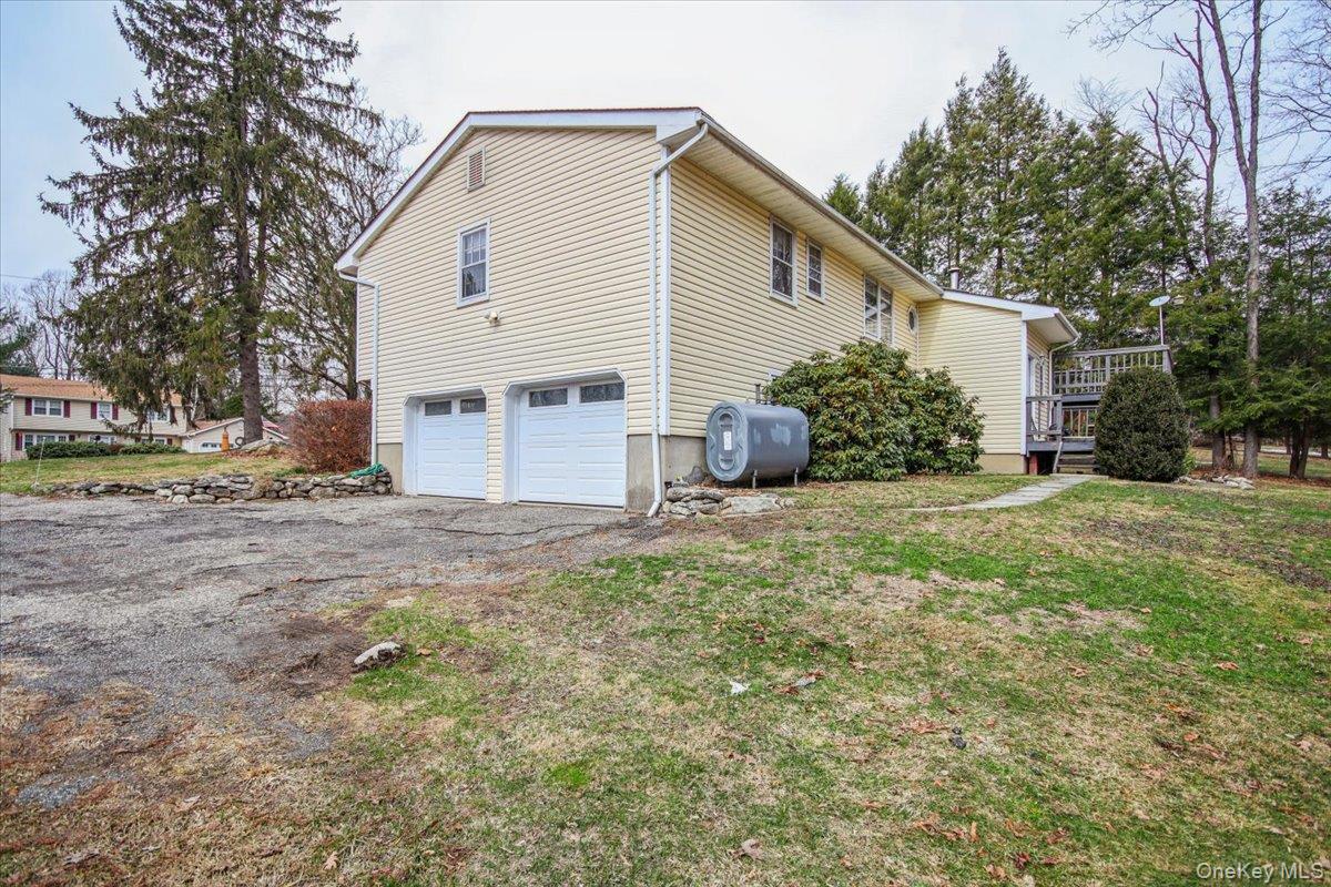 322 Lakeview Street Mahopac, NY 10541 - Photo 3 of 43 Right