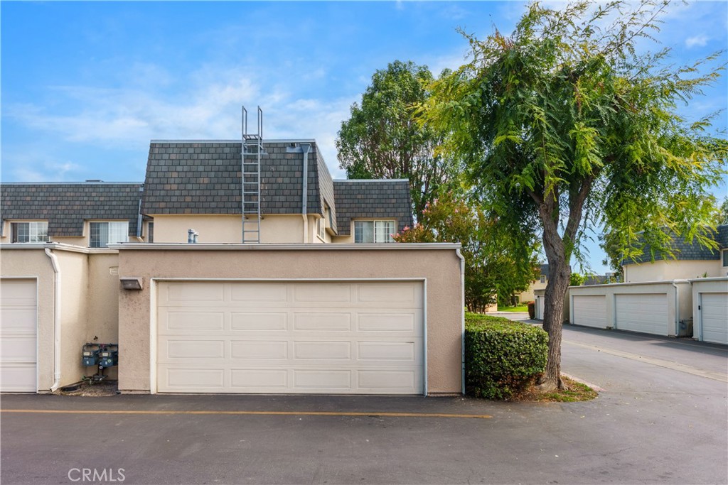 19111 Hamlin Street Reseda, CA 91335 - Photo 4 of 20 It's own 2 car garage