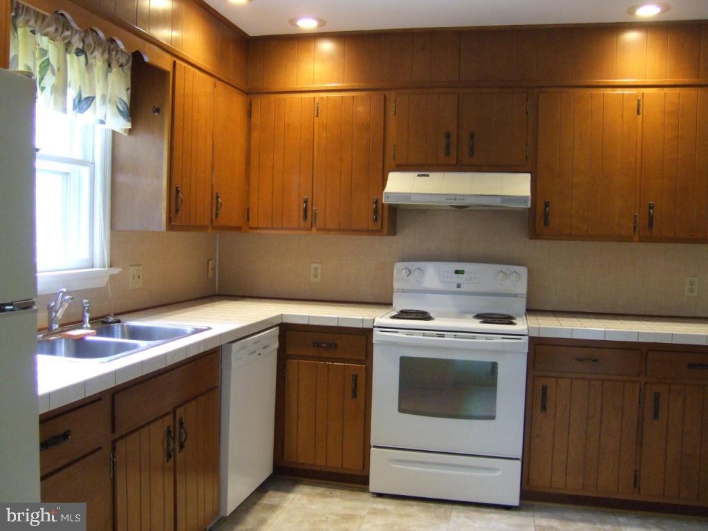 2640 Pinewood Road Lancaster, PA 17601 - Photo 7 of 13