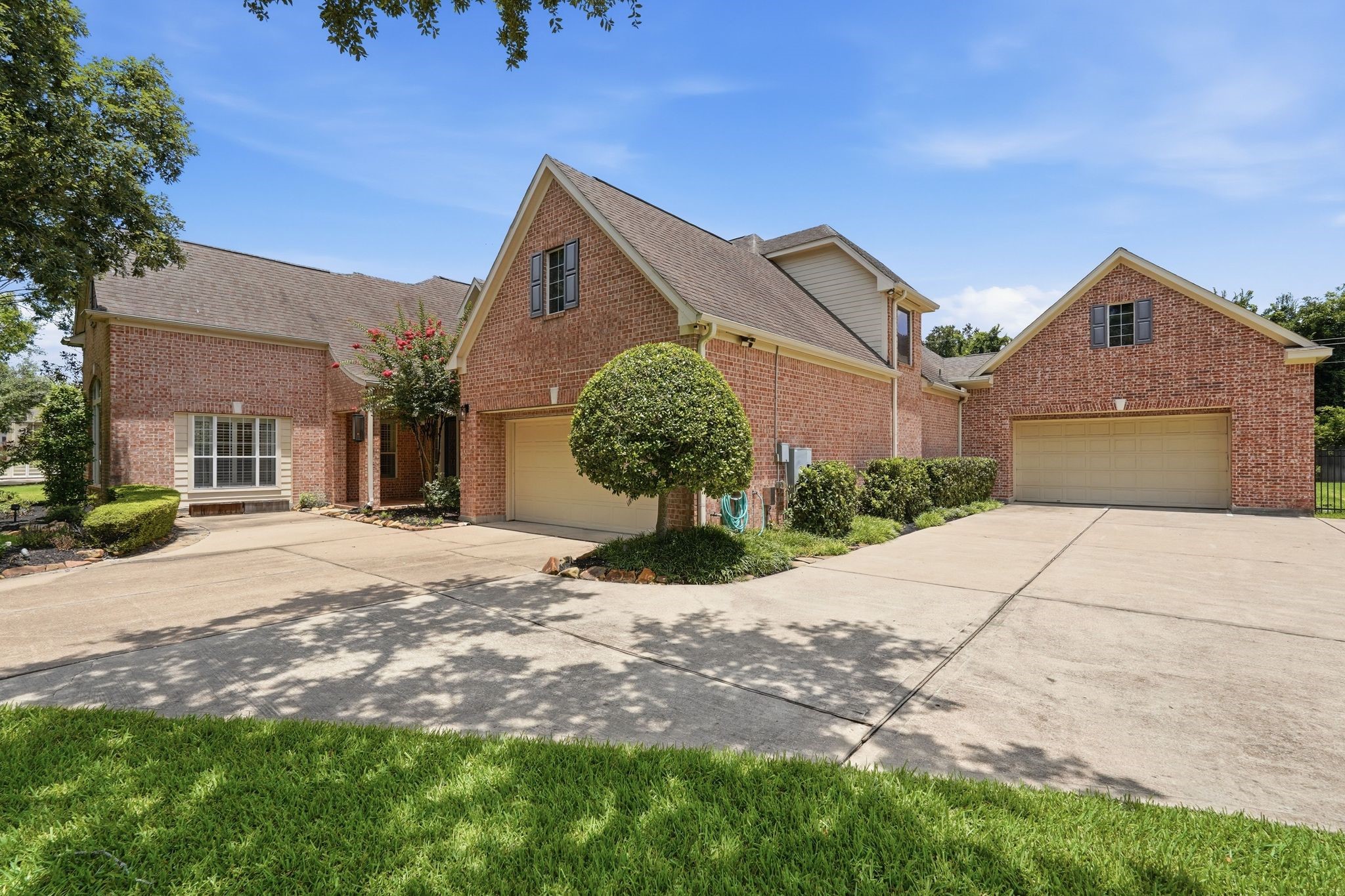 38 Highclere Park Drive Spring, TX 77379 - Photo 42 of 43 Amazing garage and parking space