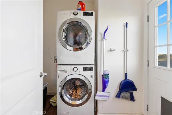 a view of entryway with washer and dryer