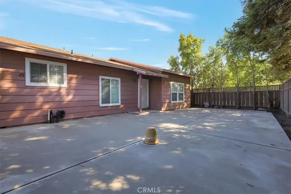 a view of a house with backyard and parking area