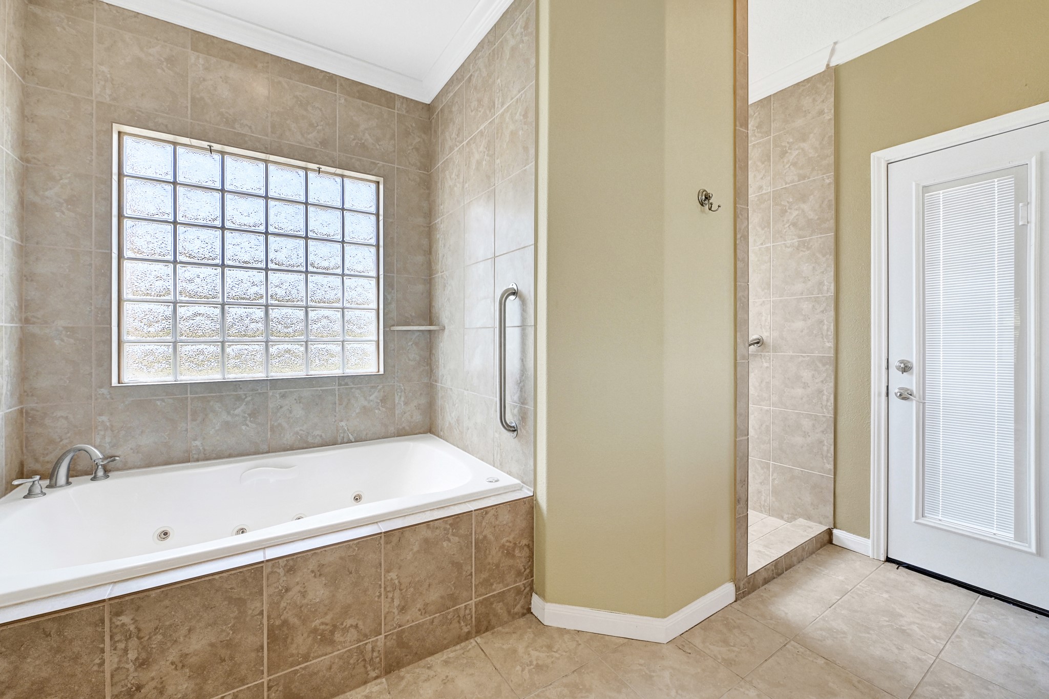 1004 8th Street Dickinson, TX 77539 - Photo 18 of 42 a bathroom with a bathtub and a shower