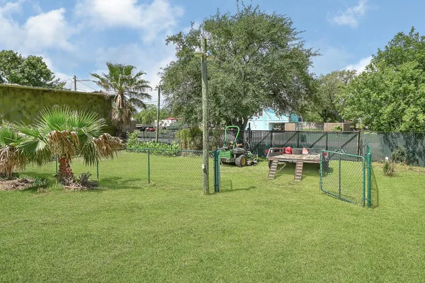 $599,900 | 1004 8th Street, Dickinson, TX 77539