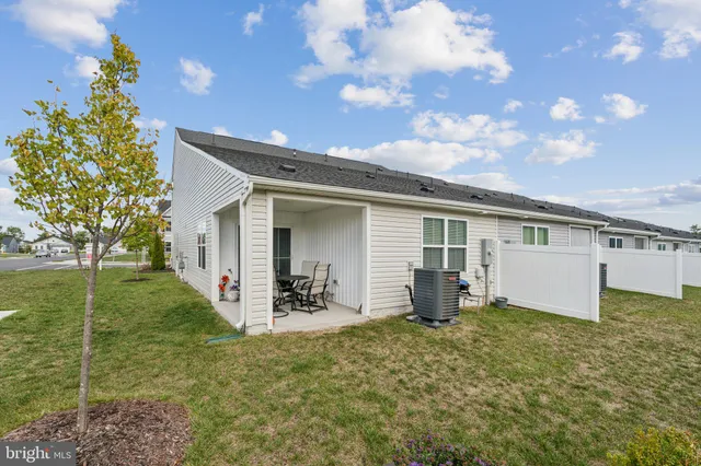 a view of a house with backyard