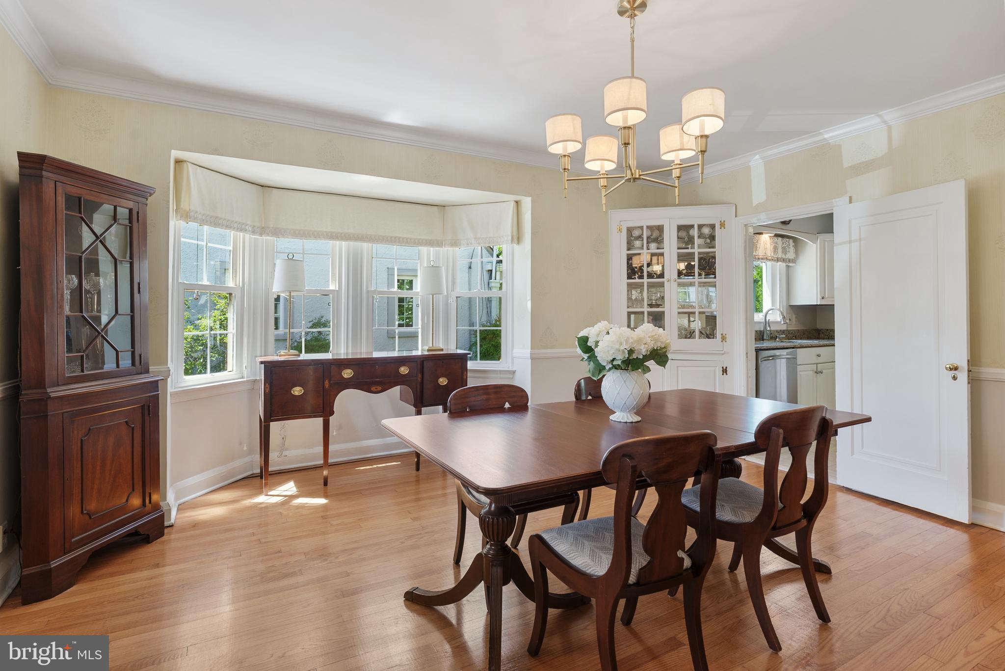 818 Kingston Road Baltimore, MD 21212 - Photo 6 of 37 Large Dining Room with natural light