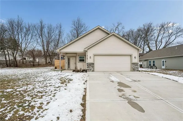 $350,000 | 319 East Meadow Street, Smithville, MO 64089