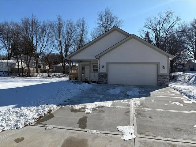 $350,000 | 319 East Meadow Street, Smithville, MO 64089